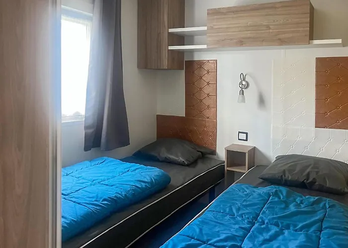 Gorgeous Stacaravan Campingplads Saint-Julien-en-Born