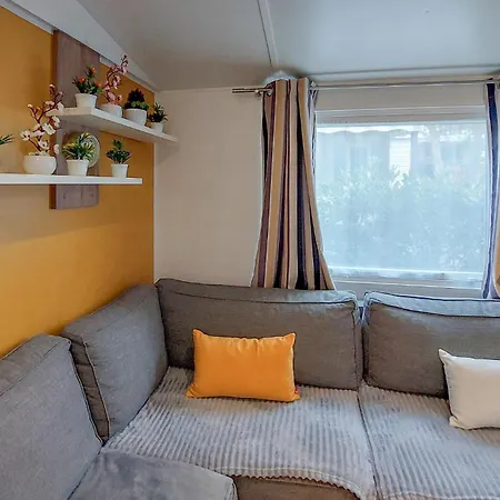 Gorgeous Stacaravan Saint-Julien-en-Born