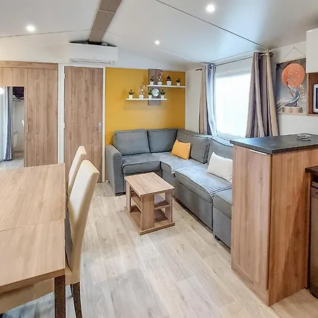 Nice Stacaravan In Saint-Julien-En-Born Campingplatz