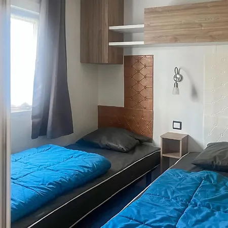 Nice Stacaravan In Saint-Julien-En-Born Campingplatz Saint-Julien-en-Born