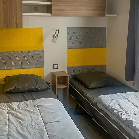 Nice Stacaravan In Saint-Julien-En-Born Campingplatz