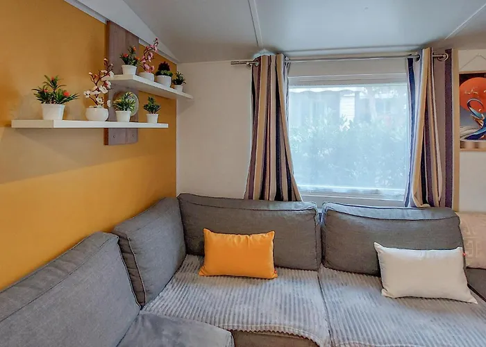 Gorgeous Stacaravan Saint-Julien-en-Born